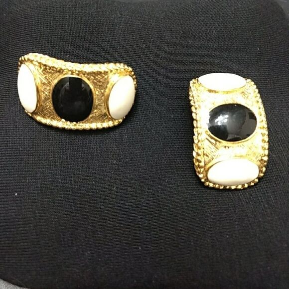 Avon cream and black enamel gold tone clip on earrings - Picture 1 of 6